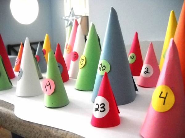 http://www.cabaneaidees.com/wp-content/uploads/2011/11/calendrier-avent-cones-sapin.jpg