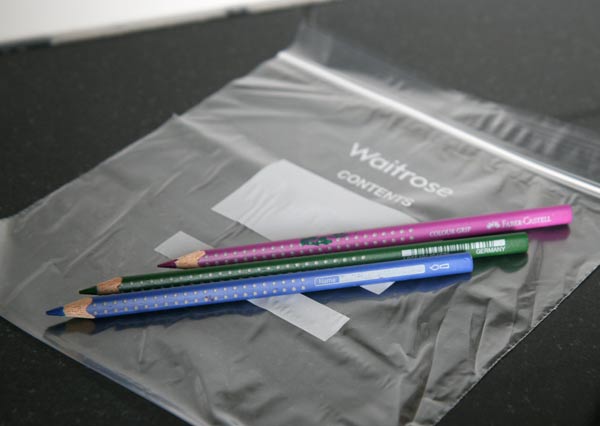 crayon-trou-ziplock-materiel