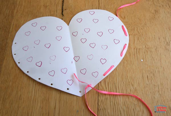 sac-st-valentin-papier-coeur-lacer