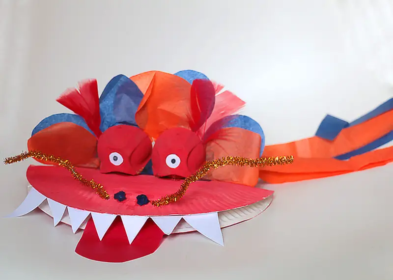 dragon chinois dans une assiette en carton
