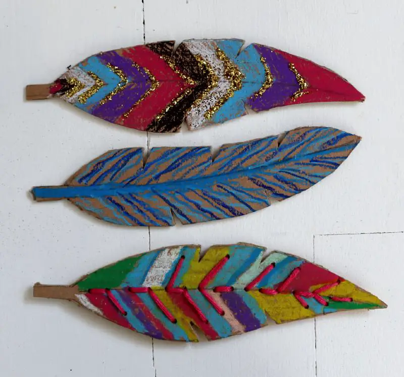 plumes en carton décorées
